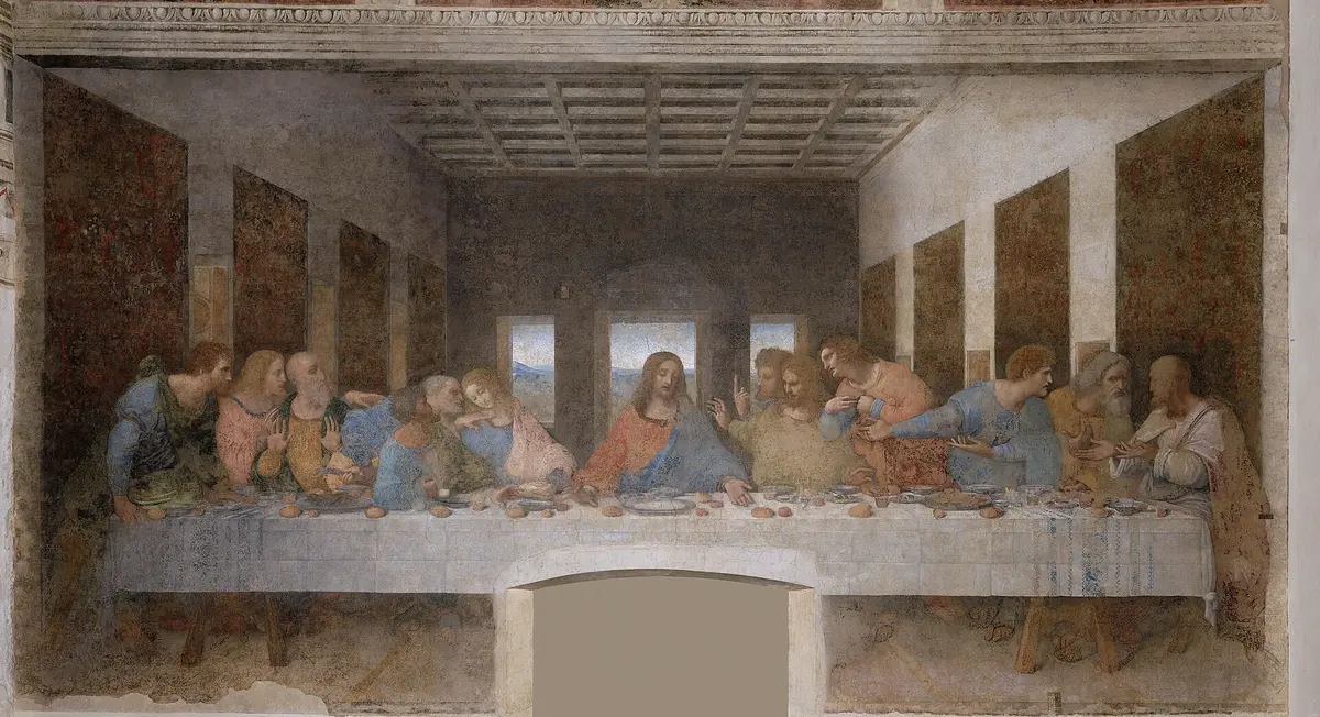 Leonardo da Vincis Abendmahl an der Wand des Refektoriums: Christus in der Mitte eines langen Tisches mit je sechs Aposteln zu beiden Seiten, unter einer Kassettendecke